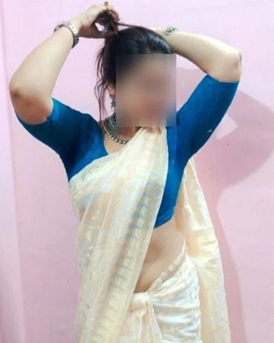 A professional escort girl in jaipur tieing her hair